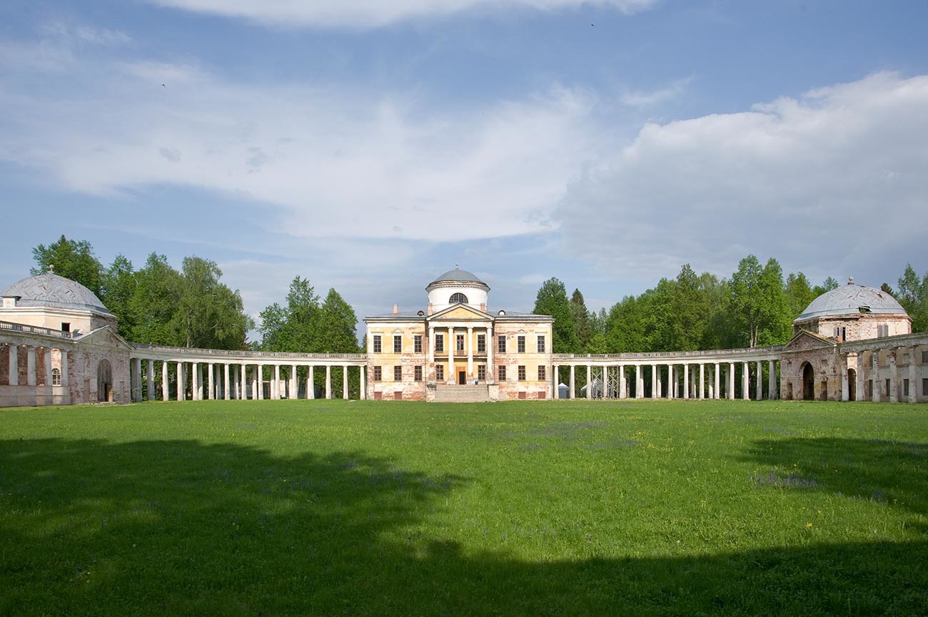 Znamenskoye-Rayok estate. Mansion & attached colonnade with flanking pavilions. West view. May 14, 2010.