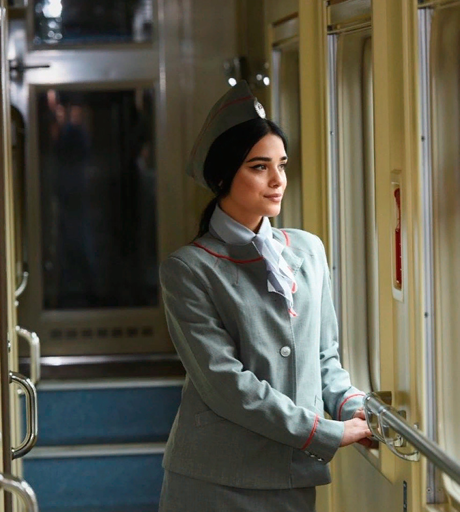 16-russian-female-train-conductors-that-will-make-your-journey-cozy