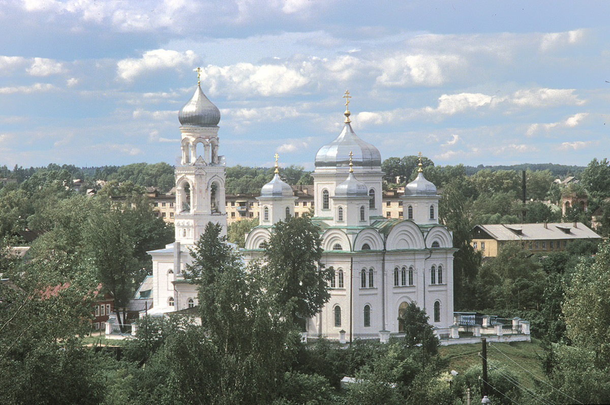 Cerkev nadangela Mihaela (cerkev Marijinega oznanjenja). Pogled proti jugovzhodu z zvonika samostana sv. Borisa in Gleba. 3. julij 1995
