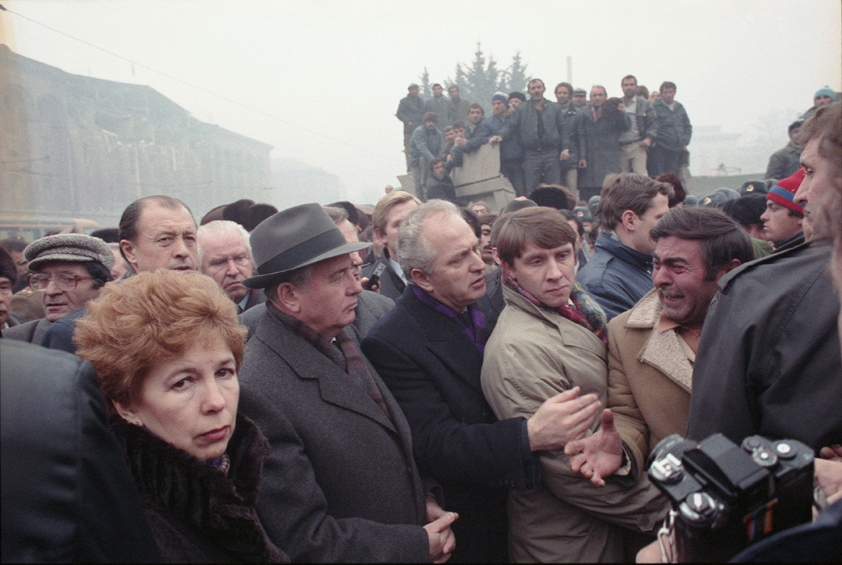 Gorbatchov na Armênia em 1988 após terremoto no local.