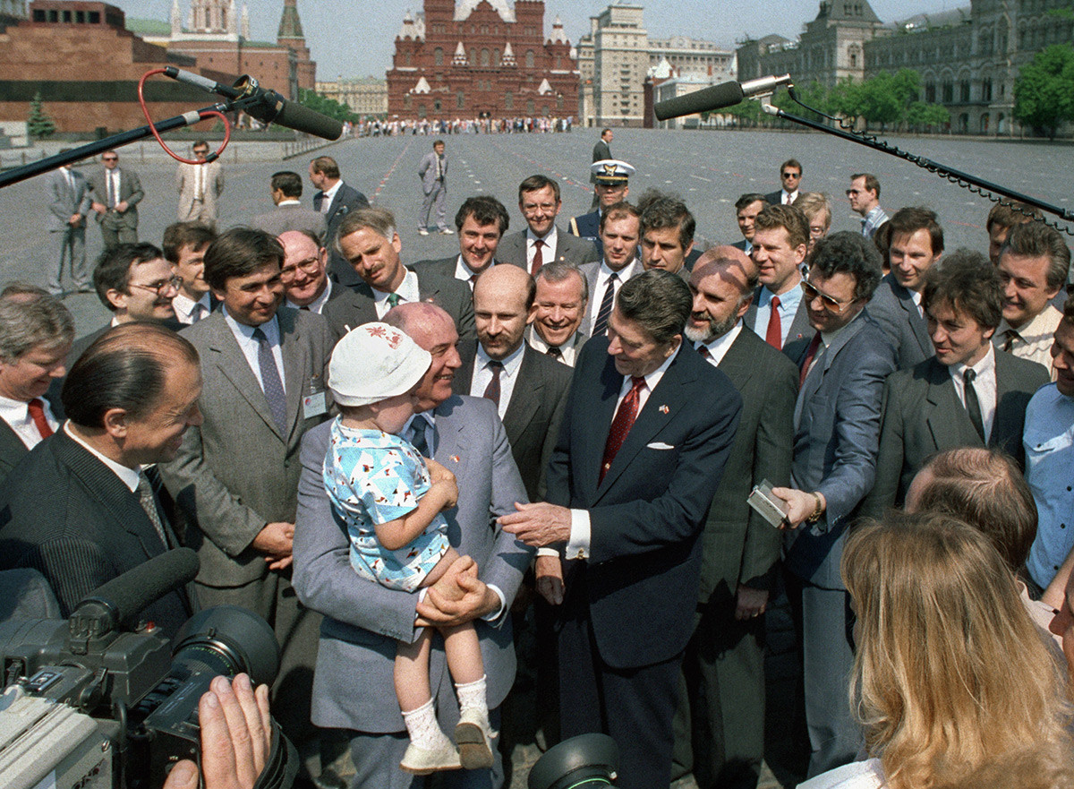 Gorbatchov e o presidente norte-americano Ronald Reagan andam na Praça Vermelha em 1988.