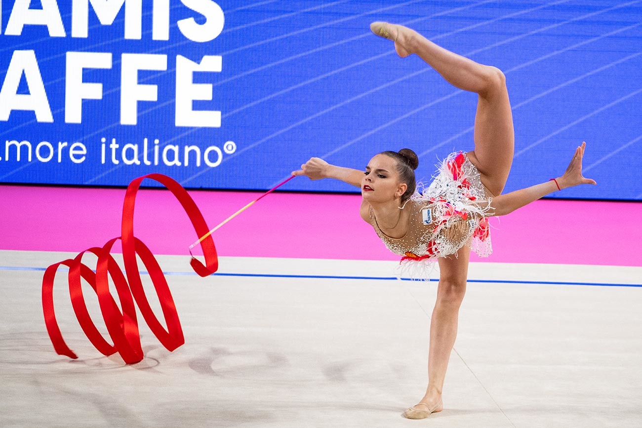 Dina Averina selama FIG Rhythmic Gymnastics World Cup Pesaro 2019 Groups All-Around Ribbon di Adriatic Arena, Pesaro, Italia.