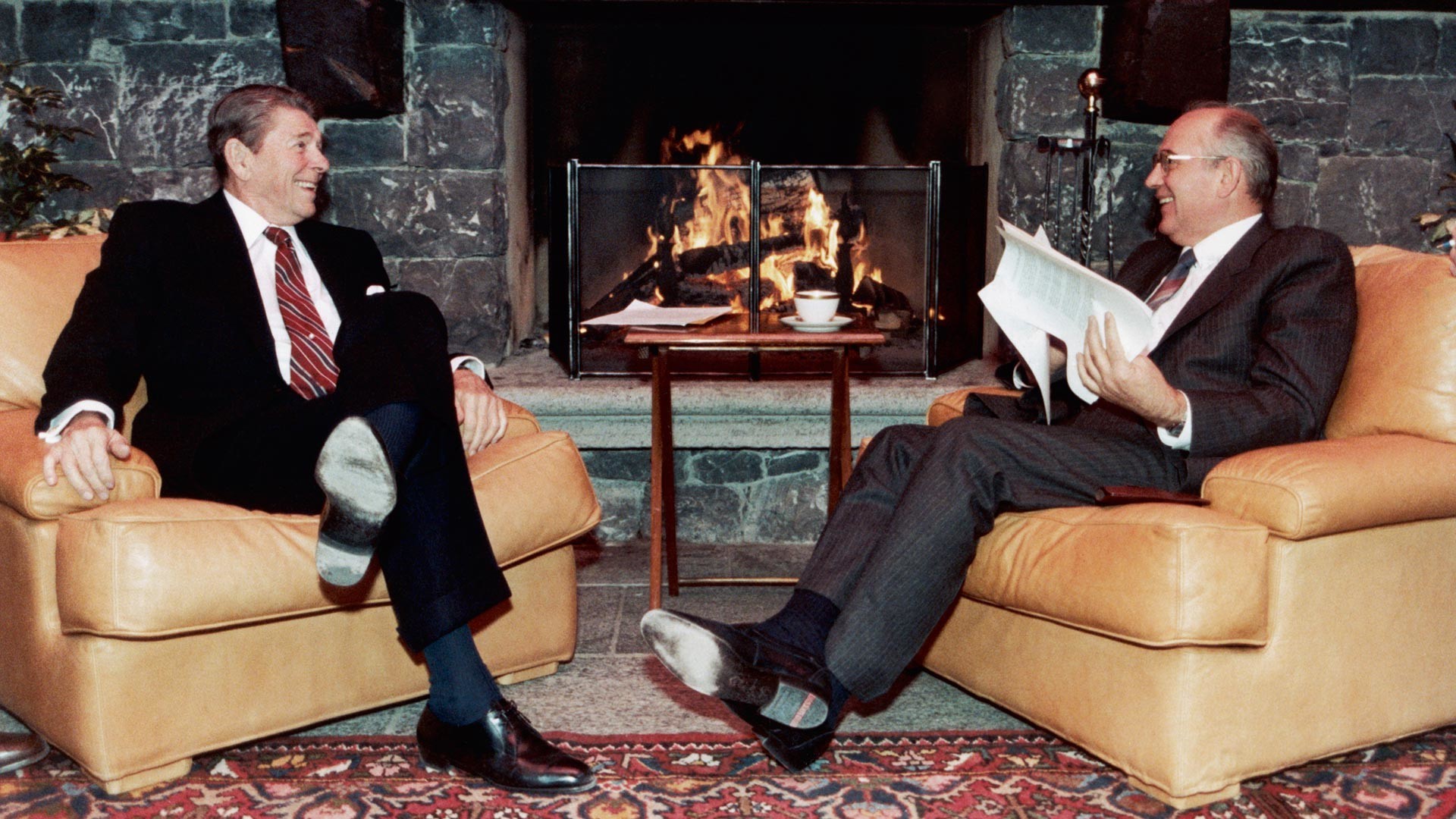 Reagan dan Gorbachev berbagi lelucon di sela jeda KTT Jenewa.