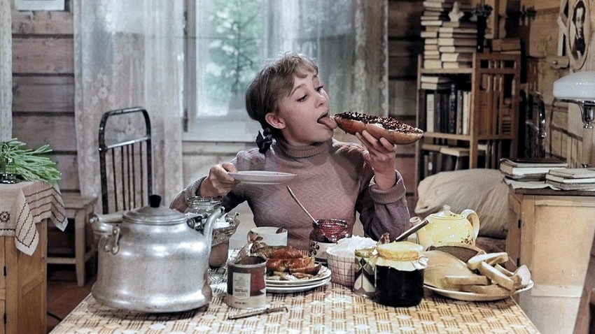 人気ソ連映画「The Girls」のシーン、主人公がブッターブロートを食べる
