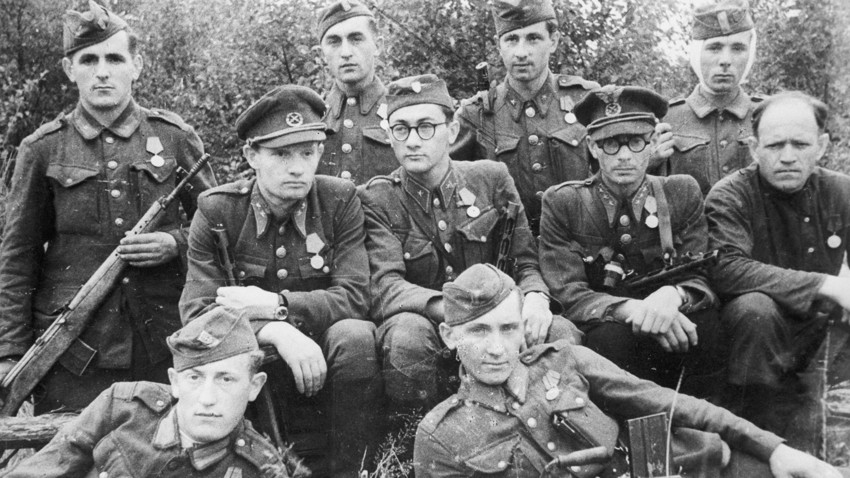 Словашки войници, преминали на страната на съветските партизани.