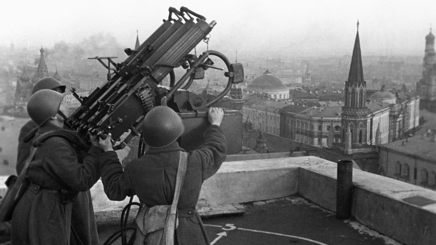 Припадници совјетске противваздухопловне одбране на крову хотела „Москва“, 16. октобар 1941. Велики отаџбински рат (1941-1945).