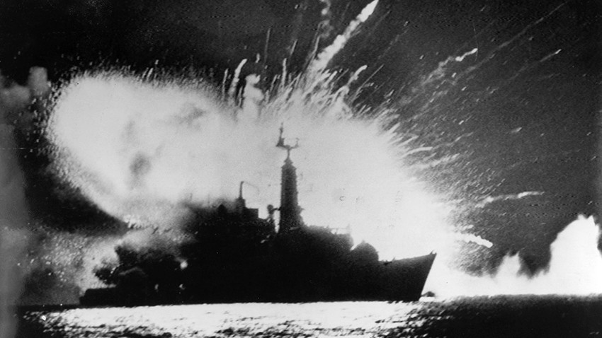La fragata británica HMS Antelope explota por bombas lanzadas desde aviones argentinos A-4B.  24 de mayo de 1982, bahía de San Carlos, durante la Guerra de las Malvinas.