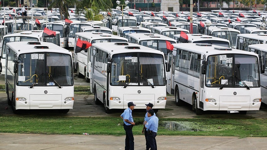 Ônibus russos na Praça Juan Pablo II, em Manágua, em maio de 2009. Naquele ano, governo russo doou 130 ônibus ao governo para transporte público.