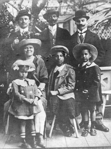 Фредерик Томас са другом женом и децом из првог брака: Ирмом (4 године), Олгом (11) и Михаилом (6). У позадини Фредерик, лево може бити рођак супруге, а десно пословни партнер М. П. Царев.