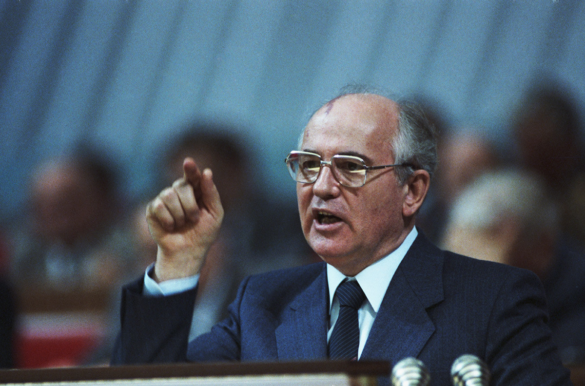Sekretaris Jenderal Komite Pusat CPSU Mikhail Gorvachev menyampaikan pidatao, 1973.