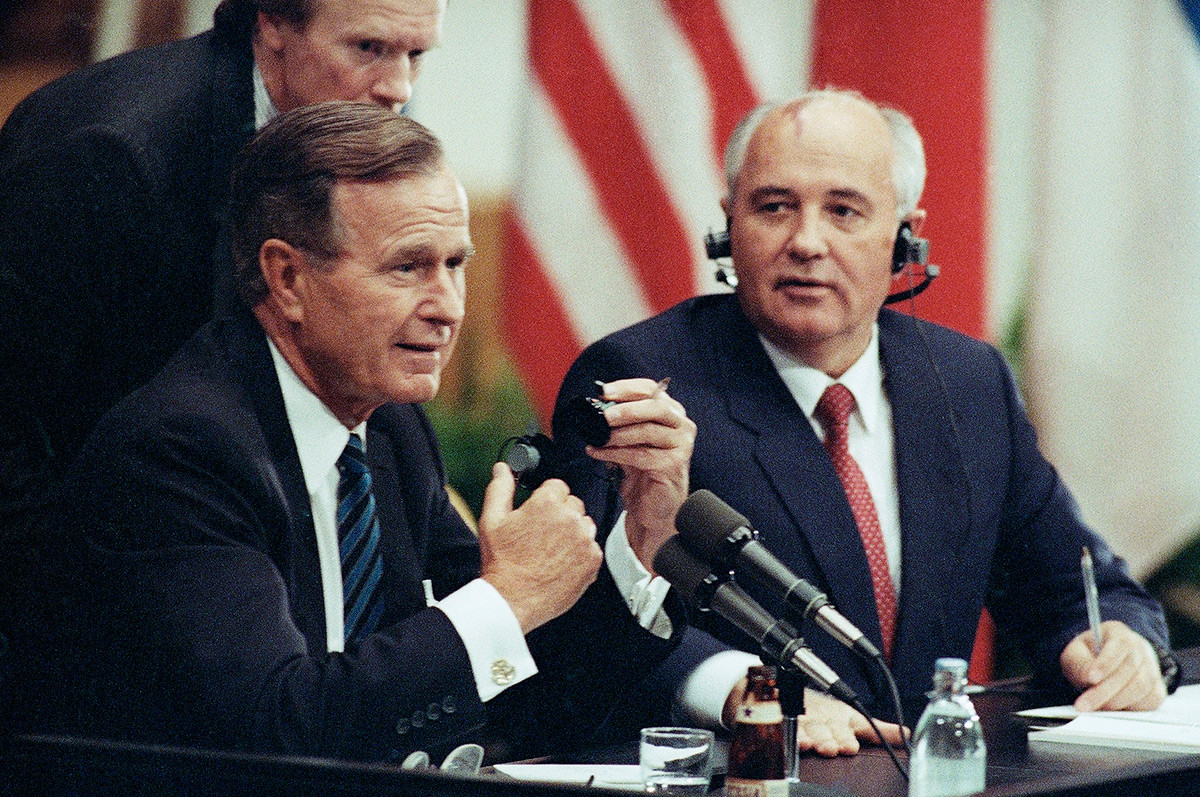 George H. Bush dan Mikhail Gorbachev.