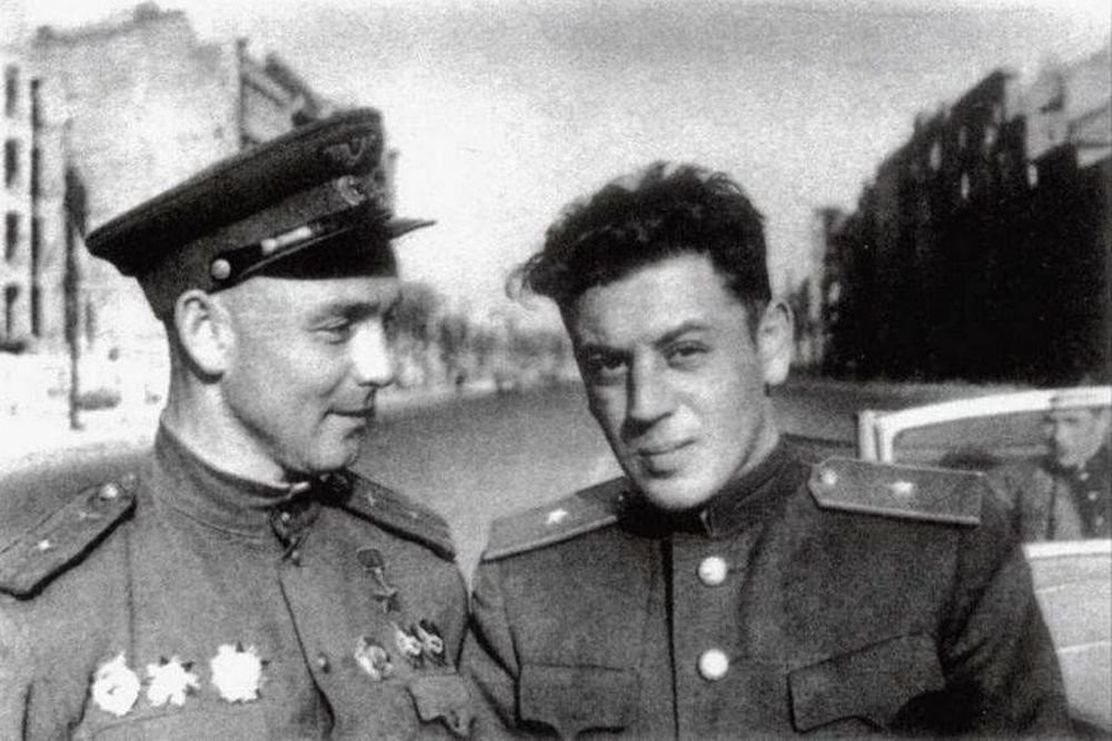 El hijo de Iósif Stalin, Vasili Stalin (a la derecha)
