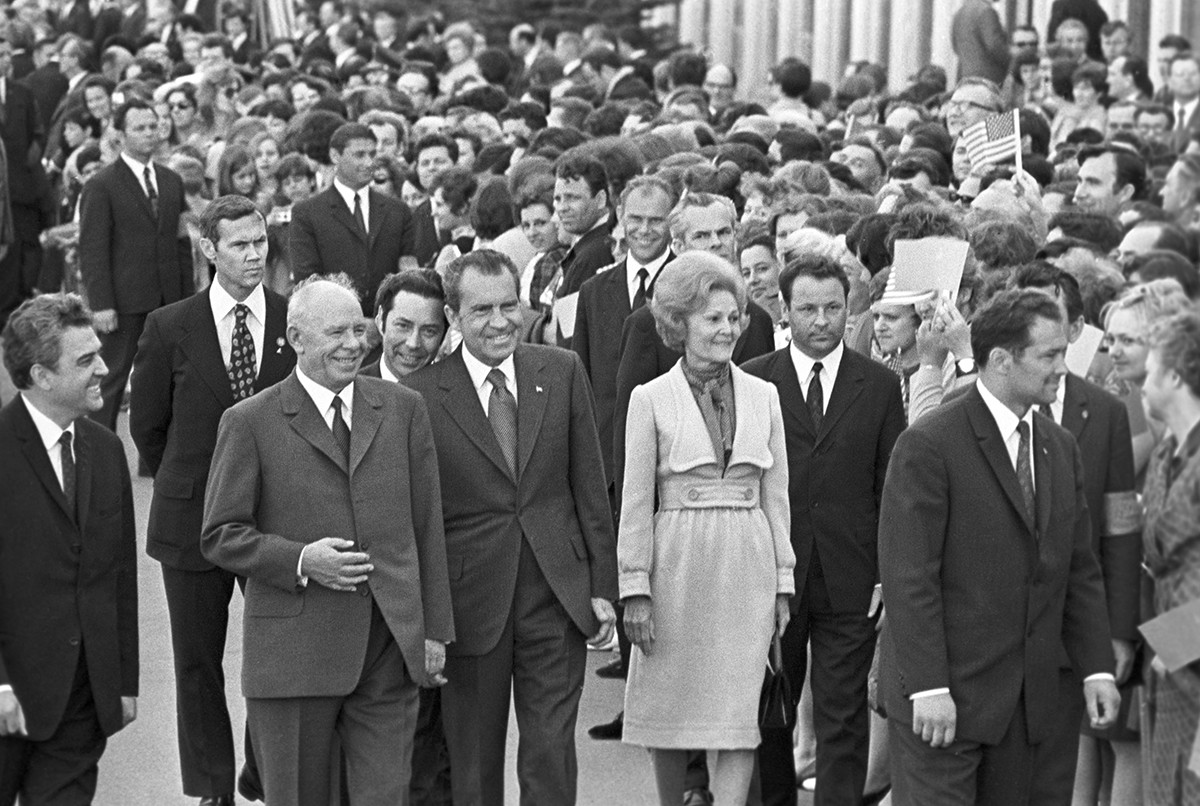 Председатель Верховного Совета СССР Николай Подгорный встречает президента США Ричарда Никсона с женой Пэт в международном аэропорту Внуково.