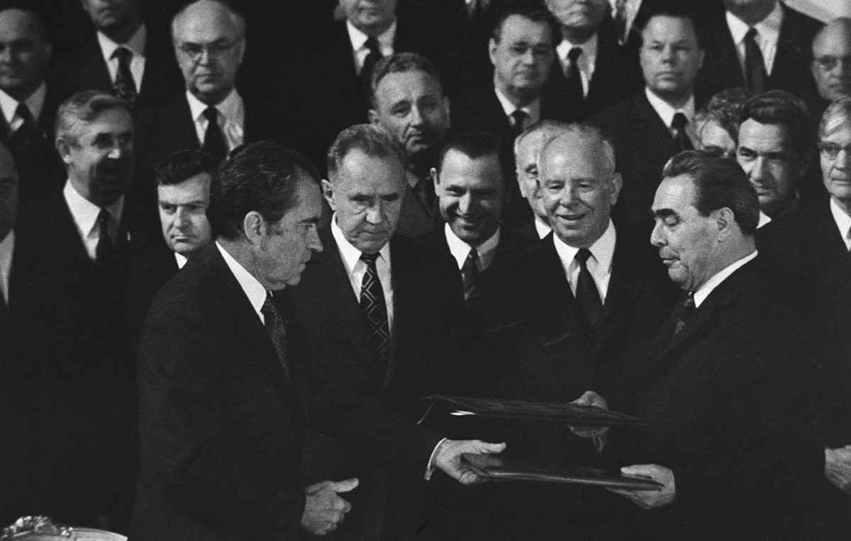 Secretário-geral do PCUS, Leonid Brejnev, e o presidente dos EUA, Richard Nixon, após assinatura do documento final das conversações soviético-americanas sobre os princípios das relações entre a URSS e os EUA
