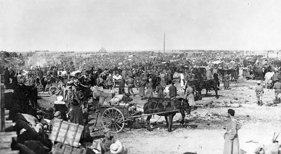 Odessa em 1919. Milhares de refugiados deixam o país.