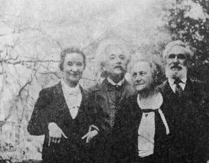 Albert Einstein, E. Einstein y Koniónkov en el jardín de la casa de los Einstein en Princeton en 1935. 