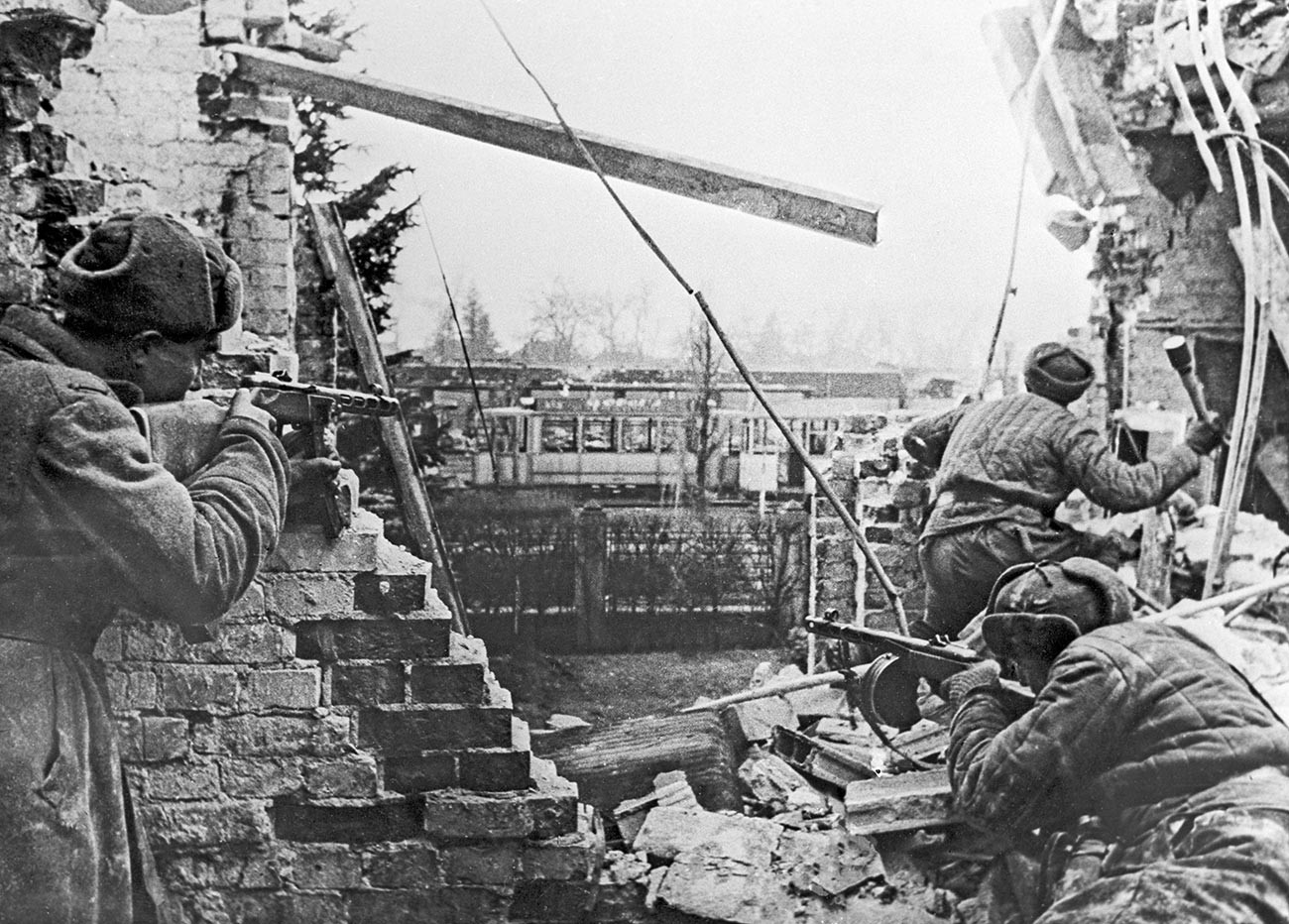 Drugi svjetski rat 1939.-1945. g. Budimpeštanska ofenziva sovjetske vojske. Vojnici Trećeg Ukrajinskog fronta s automatima u uličnim borbama za oslobođenje Budimpešte. 