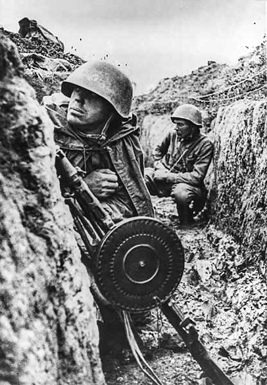 レニングラードの塹壕で待機する兵士