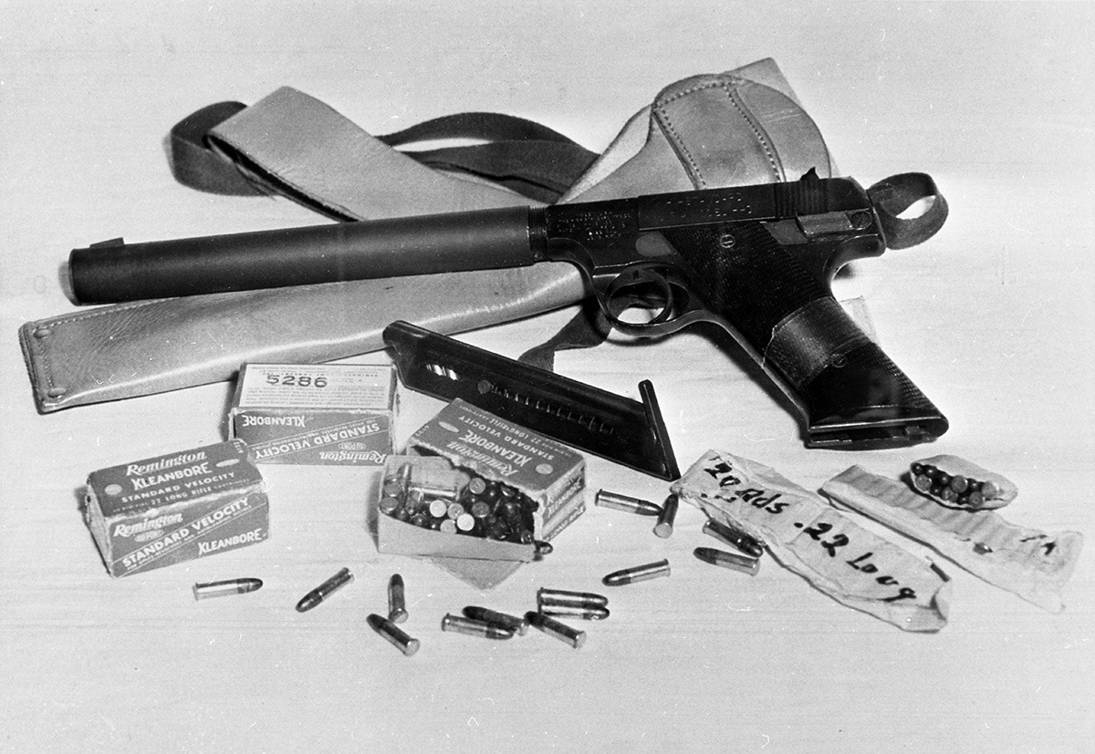 Pistola com silenciador que pertencia ao piloto espião americano Francis Gary Power
