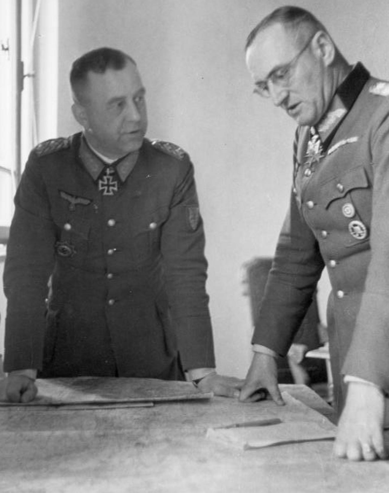 Отто Вёлер (слева) и Фердинанд Шёрнер, 1944 год.