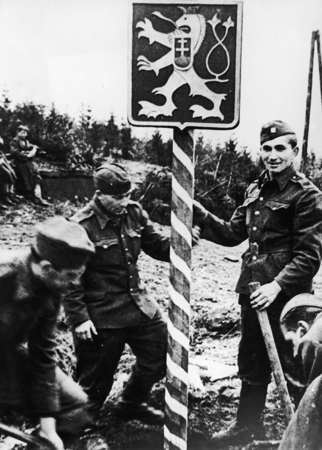 Češki vojnici u ruskoj uniformi podižu novi granični prijelaz na prijevoju Dukla, u nedavno oslobođenom dijelu svoje zemlje, 13. prosinca 1944. 