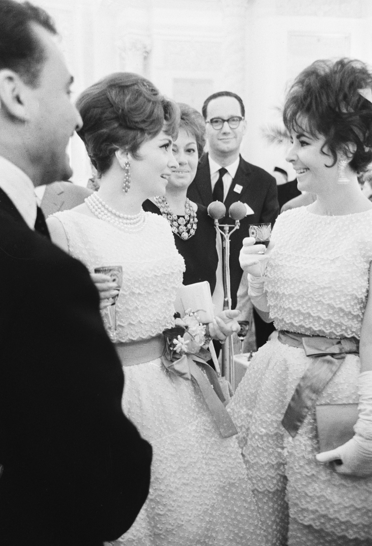 Elizabeth Taylor (r) und Gina Lollobrigida im Kreml, 1961