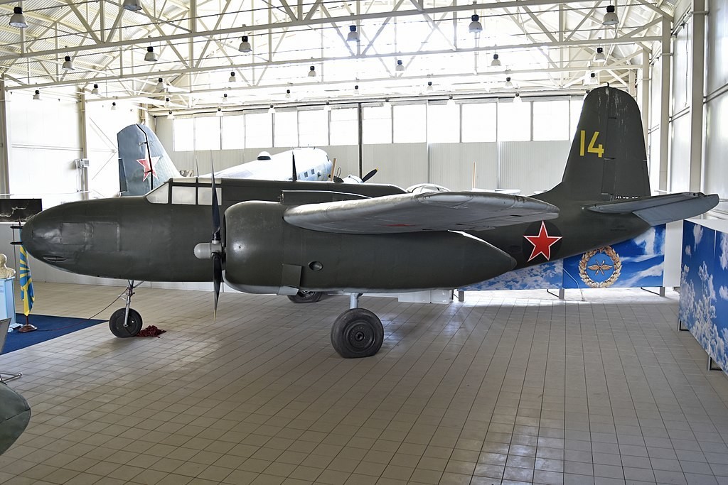Abandonado em um campo de aviação ao norte de Vladivostok, este Boston foi restaurado em Novosibirsk e hoje segue exposto no Hangar 6B, atrás do edifício de entrada