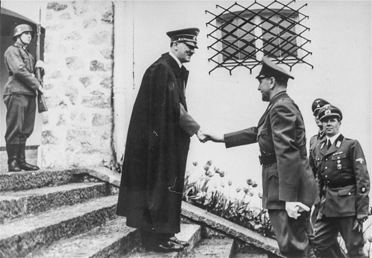 Адолф Хитлер и Анте Павелиќ, лидерот на Независна држава Хрватска. Средба за време на државната посета на Павелиќ на Бергхоф во Баварија, Германија.