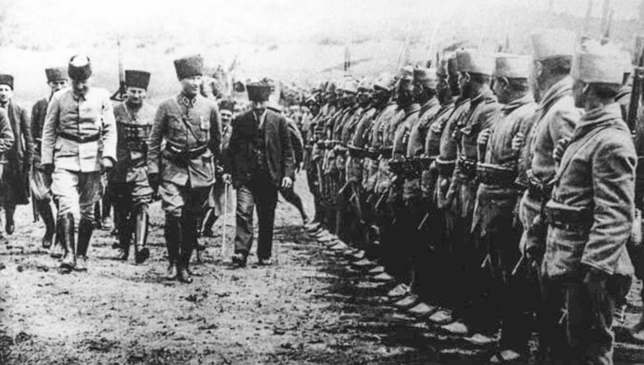 Ататюрк инспектирует турецкие войска 18 июня 1922 г.