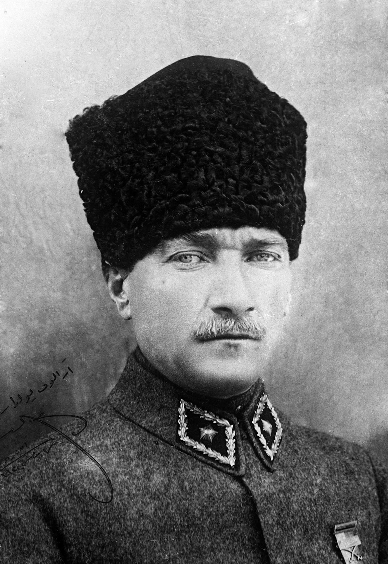 Портрет турецкого политика, первого президента Турецкой Республики Мустафы Кемаля Ататюрка с личной надписью «Товарищу Аралову».
