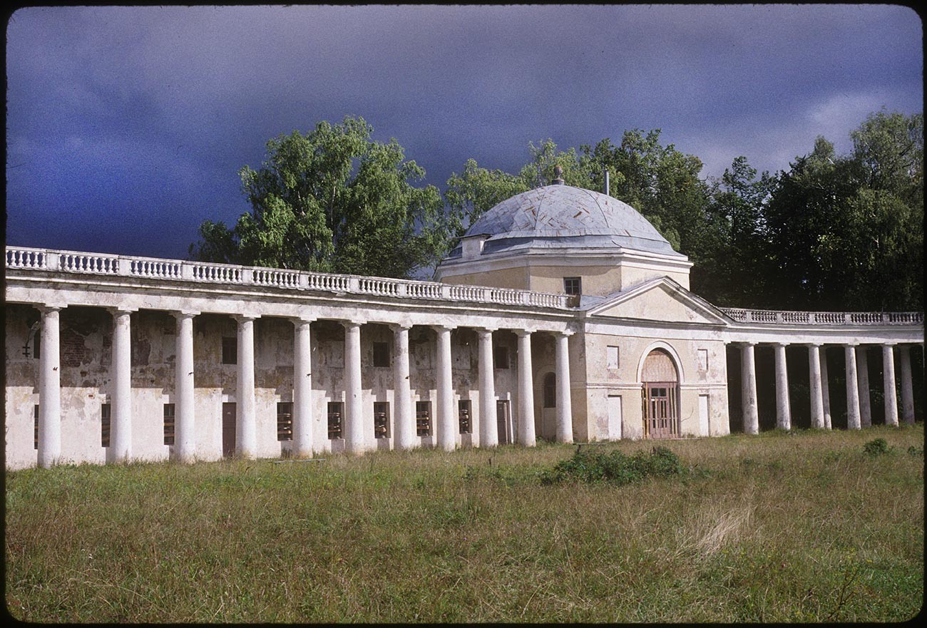 Znamenskoïe-Raïok. Arc d'entrée et colonnade avec pavillons ouest de chaque côté. Vue du château en direction de laroute de Moscou