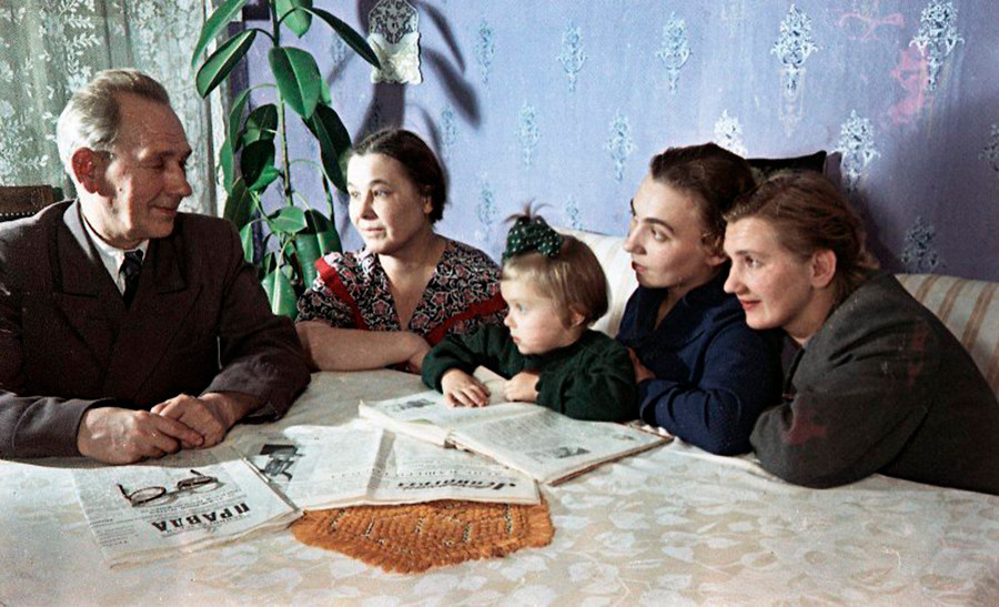 Le commissaire du croiseur « Aurora » Alexandre Belychev et sa famille, Leningrad, 1957