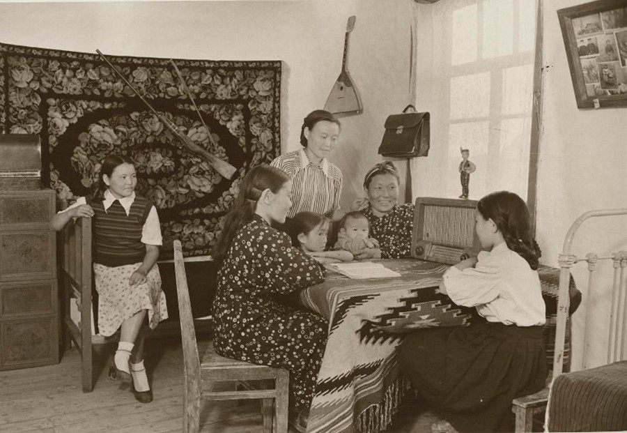 La famille de Bavdou Khovalytch, un éleveur de bétail au Touva, écoutant la radio, 1955