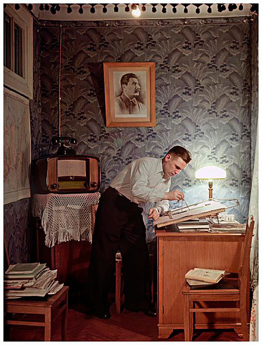 L’ajusteur de l’usine « Economizer » Ivan Kartachev, lauréat du prix Staline, chez lui, 1953