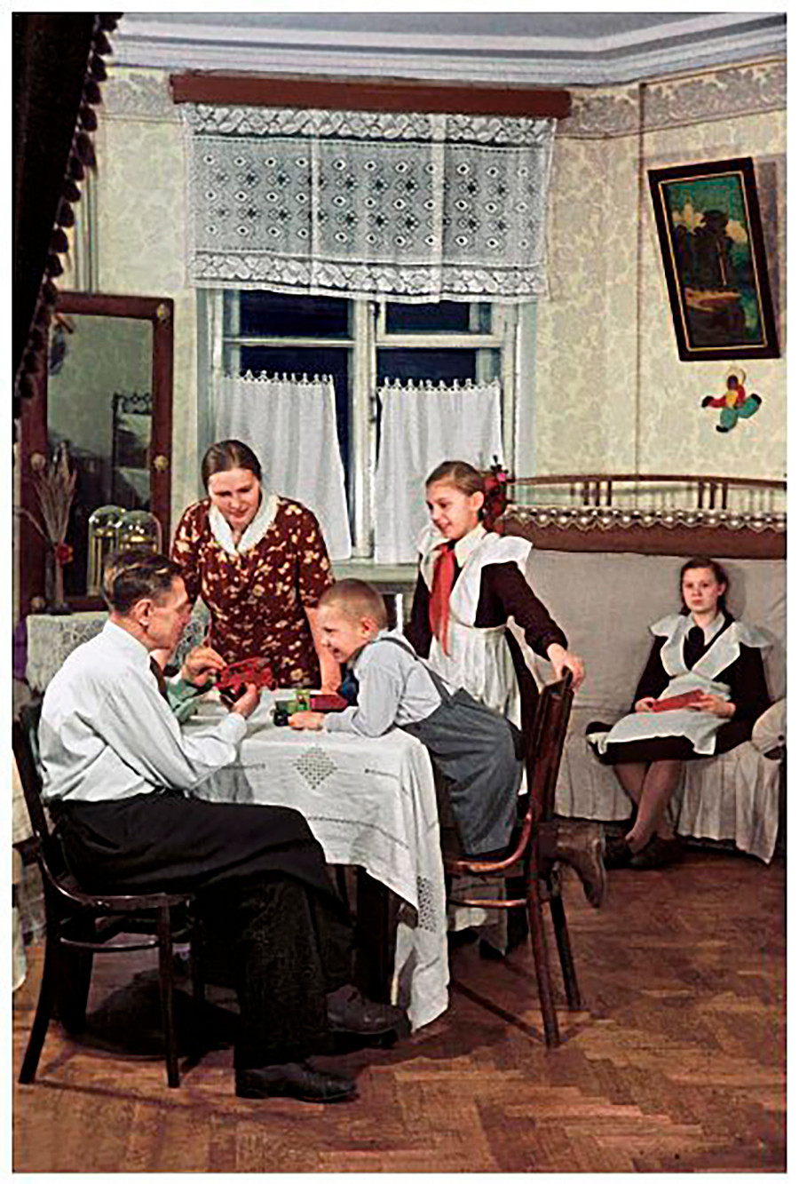Le boulanger de la fabrique « Bolchevitchka » S. Melnikov avec sa famille dans son nouvel appartement fourni par l'usine, 1950