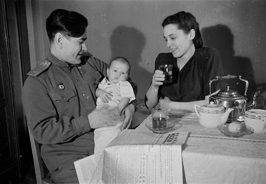 Le pilote militaire Alexeï Maressiev, Héros de l'Union soviétique, avec sa femme et son fils, 1947
