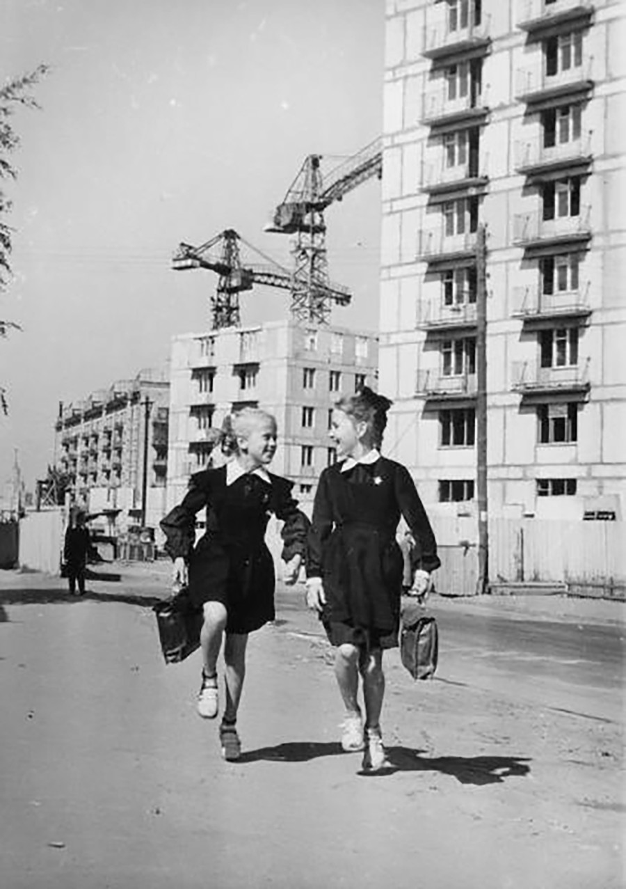 「新しい住人」― 学校に向かう2人の少女、1966年