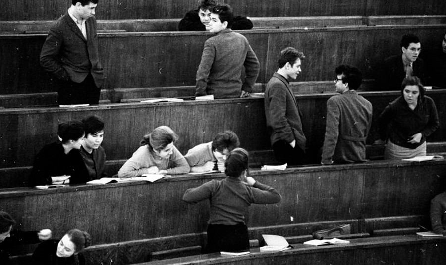 休憩時間を楽しむ大学生、1963年