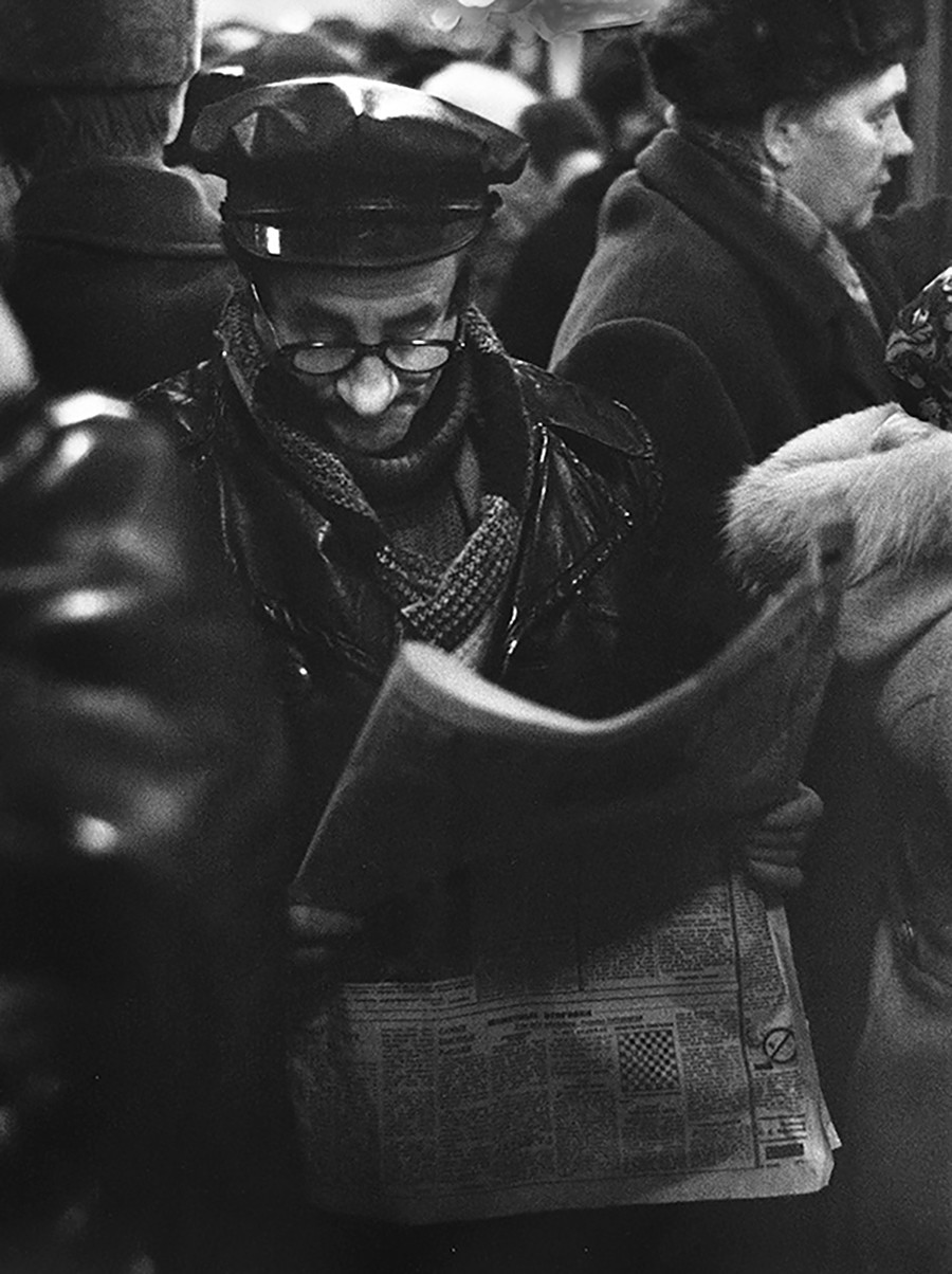 地下鉄で新聞を読み男性、1960年代