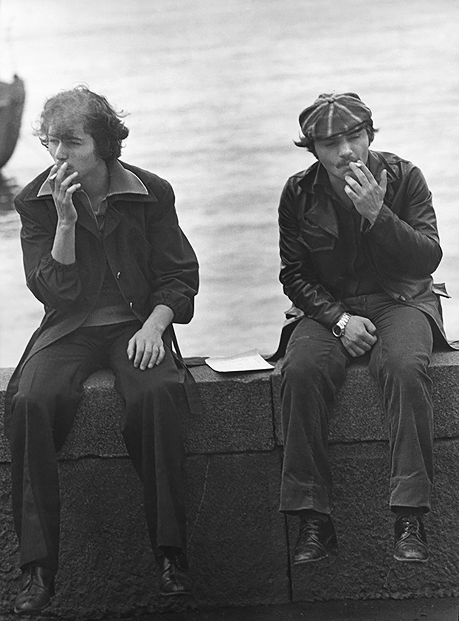 タバコ休憩をしている2人の若者、1976年