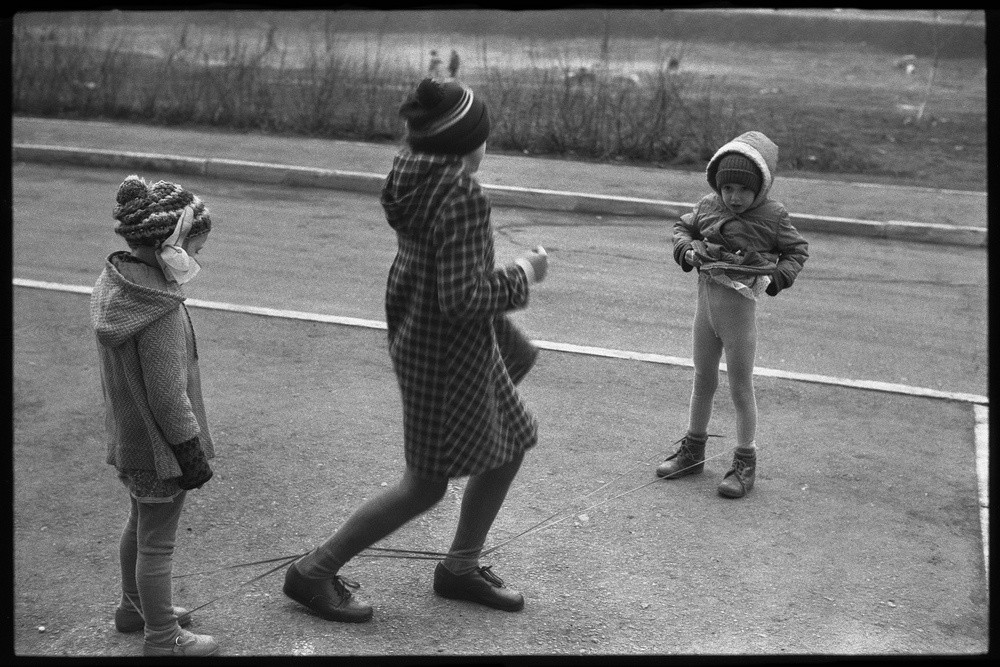 広場で遊ぶ子供たち、1985年