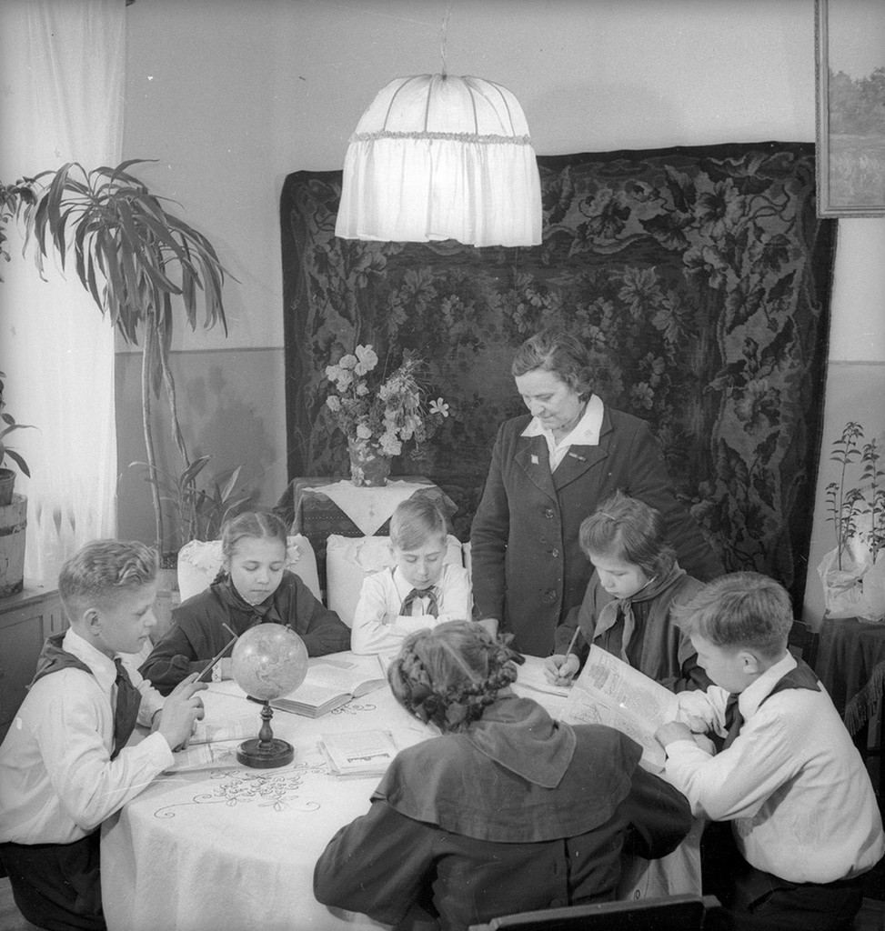 模範的なスターリン地区第53幼稚園。1954年