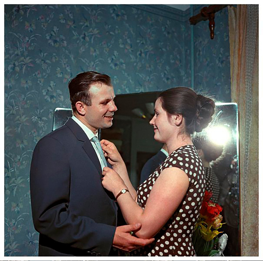 パイロット・宇宙飛行士のユーリー・ガガーリンと妻のワレンチナ。自宅にて。1962年