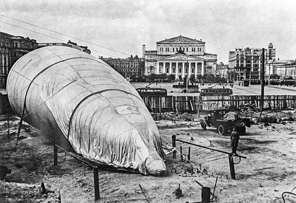 Moscou pendant la Seconde Guerre mondiale : un aérostat près des murs du théâtre du Bolchoï.
