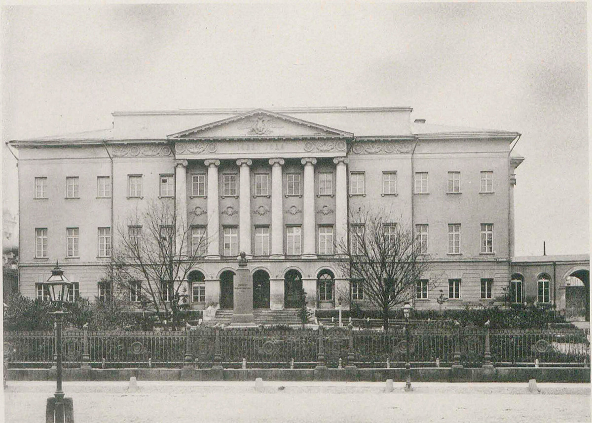 Le bâtiment de l’université avec le buste de Lomonossov et encore sans dôme