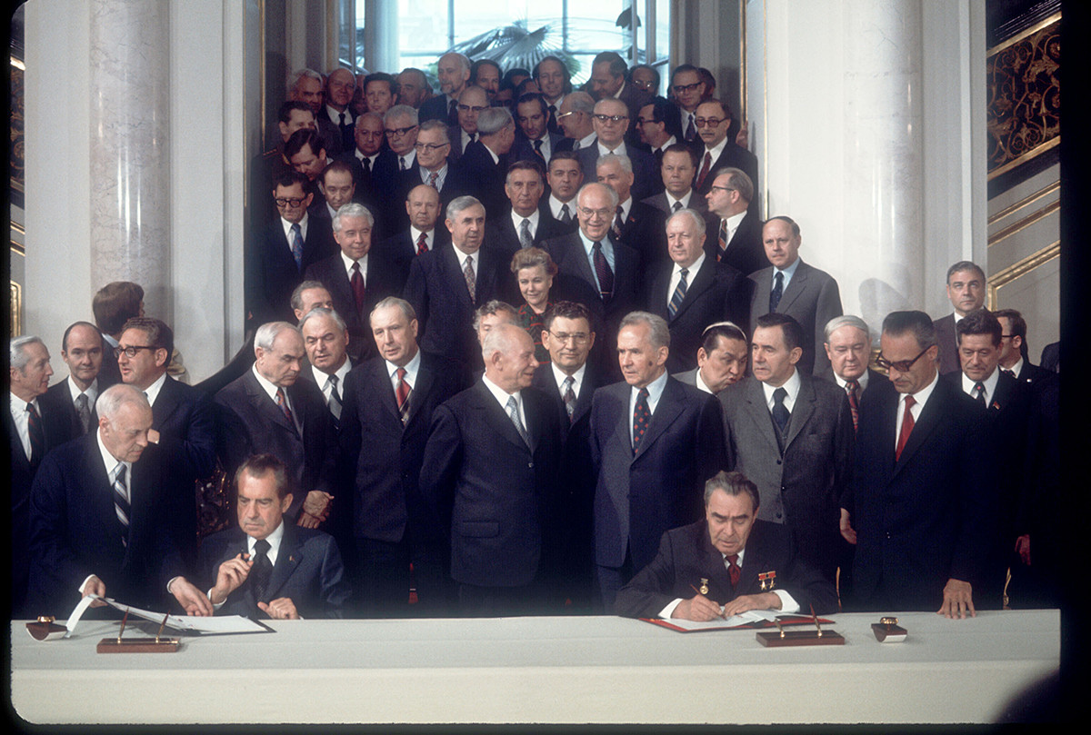 El presidente, Richard Nixon, y el líder ruso, Leonid Brezhnev, firman un tratado el 26 de mayo de 1972 en el Kremlin de Moscú, Rusia.
