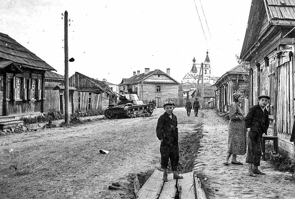 I primi giorni dell’occupazione nazista nella città di Nevel, regione di Pskov, Russia occidentale
