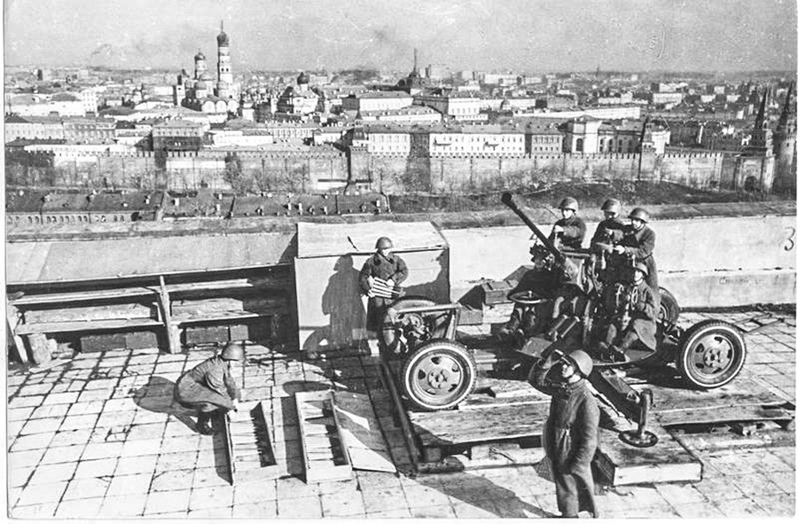 Unità di difesa missilistica di guardia su un tetto di Mosca
