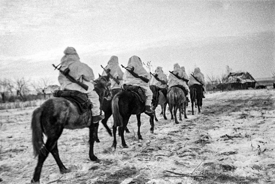 Soldati a cavallo fuori Mosca
