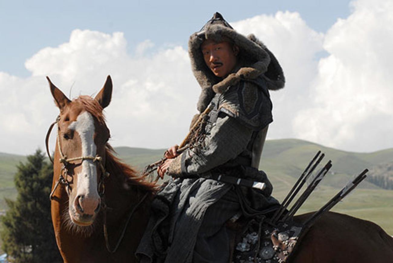 Cuplikan dari film 'Mongol', 2007. Seorang komandan militer Mongol terlihat mengenakan sejenis shuba.